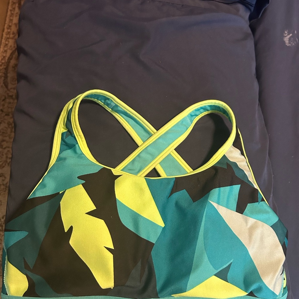 Vibrant Criss-Cross Sports Bra